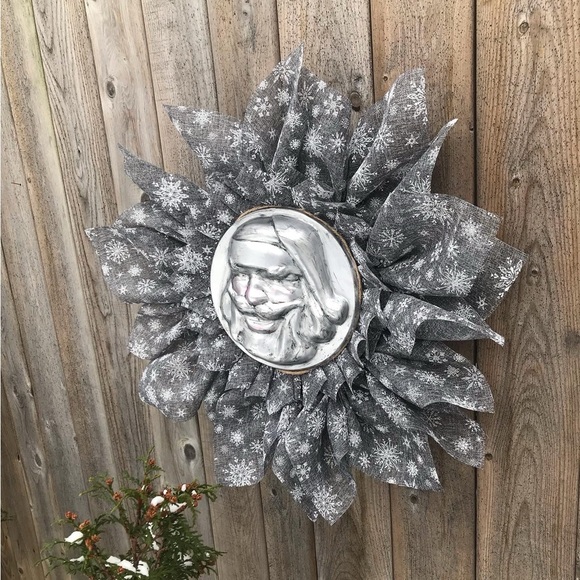 Metal Santa Wreath - Picture 2 of 3